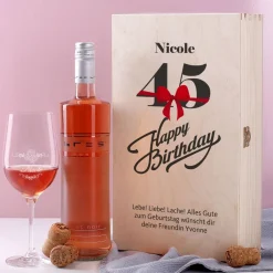 Geschenkset zum 45. Geburtstag mit graviertem Weinglas und Flasche in Holzbox