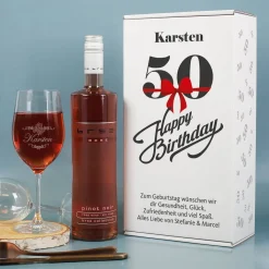 Geschenkset zum 50. Geburtstag mit graviertem Weinglas und Weinflasche in bedruckter Geschenkbox