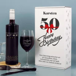 Geschenkset zum 50. Geburtstag mit graviertem Weinglas und Weinflasche in bedruckter Geschenkbox