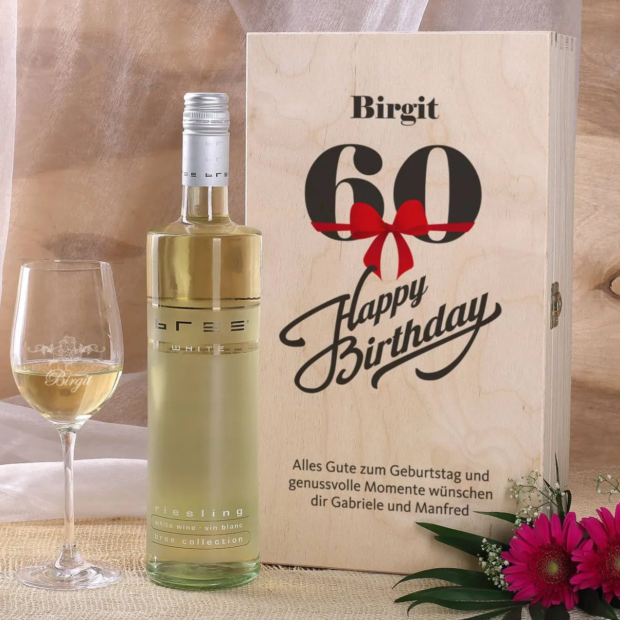 Geschenkset zum 60. Geburtstag mit graviertem Weinglas und Flasche in bedruckter Holzbox