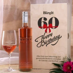 Geschenkset zum 60. Geburtstag mit graviertem Weinglas und Flasche in bedruckter Holzbox