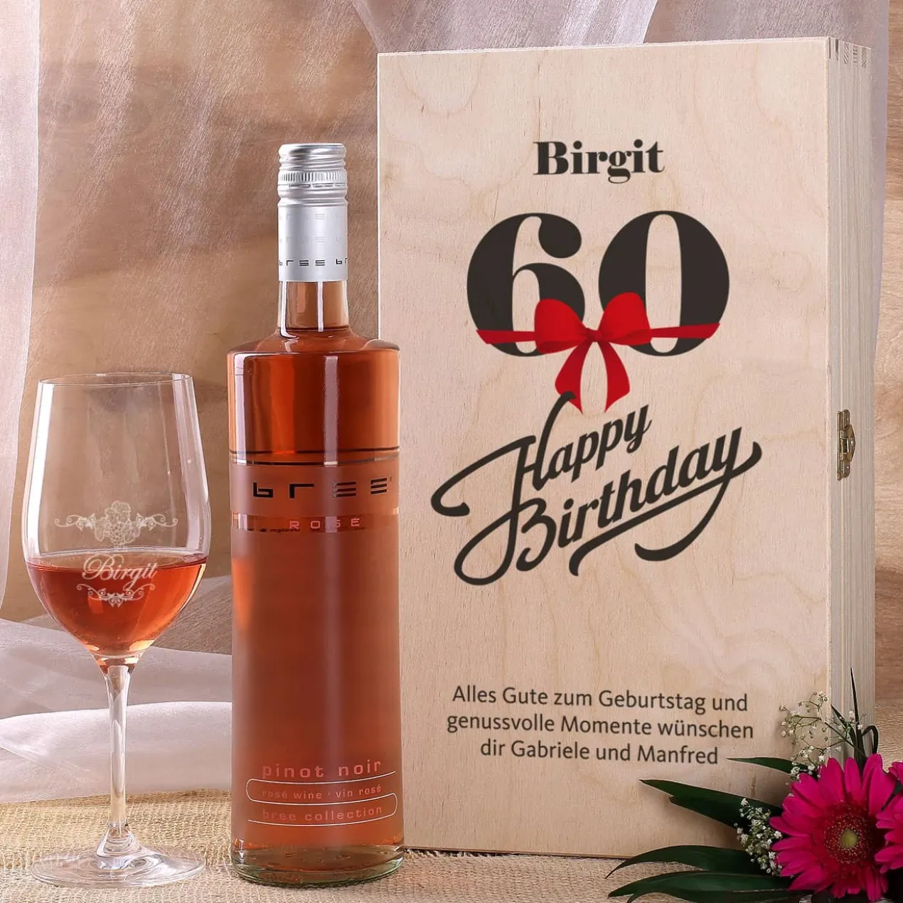 Geschenkset zum 60. Geburtstag mit graviertem Weinglas und Flasche in bedruckter Holzbox