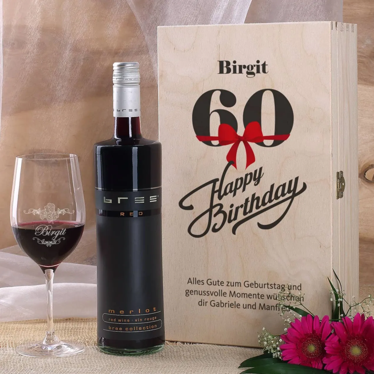 Geschenkset zum 60. Geburtstag mit graviertem Weinglas und Flasche in bedruckter Holzbox