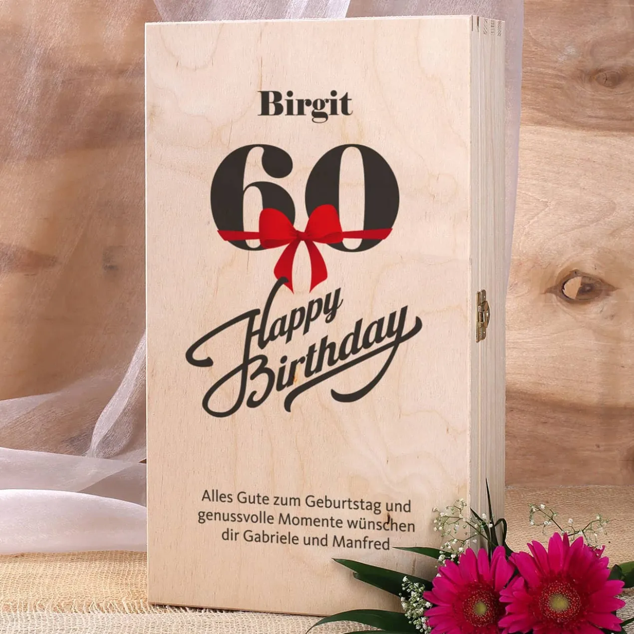 Geschenkset zum 60. Geburtstag mit graviertem Weinglas und Flasche in bedruckter Holzbox