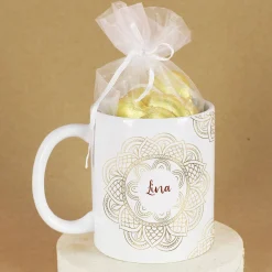 Geschenkset zu Ramadan mit personalisierter Tasse im Mandala-Design und süßer Füllung nach Wahl