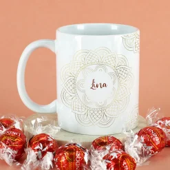 Geschenkset zu Ramadan mit personalisierter Tasse im Mandala-Design und süßer Füllung nach Wahl