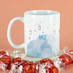 Geschenkset zu Ramadan mit personalisierter Tasse im Laternen-Design und süßer Füllung nach Wahl