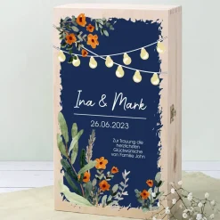 Geschenkset zur Hochzeit mit zwei gravierten Sektgläsern und Geschenkbox mit Wildblumen und Laternen