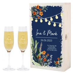 Geschenkset zur Hochzeit mit zwei gravierten Sektgläsern und Geschenkbox mit Wildblumen und Laternen