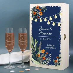 Geschenkset zur Hochzeit mit zwei gravierten Sektgläsern und Geschenkbox mit Wildblumen und Laternen