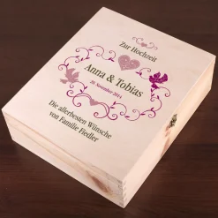 Geschenkset zur Hochzeit - Weingläsern und Flasche in persönlicher Holzbox