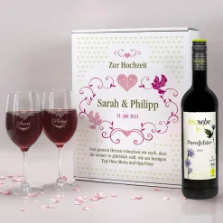 Geschenkset zur Hochzeit - Weingläser und Flasche in persönlichem Geschenkkarton