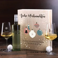 Geschenkset zu Weihnachten mit persönlicher Holzbox und zwei gravierten Weingläsern