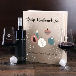 Geschenkset zu Weihnachten mit persönlicher Holzbox und zwei gravierten Weingläsern