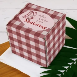 Geschenkverpackung für Tassen zum Muttertag | Geschenk Box mit Karomuster, Spruch & Schmetterling Motiv