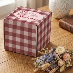 Geschenkverpackung für Tassen zum Muttertag | Geschenk Box mit Karomuster, Spruch & Schmetterling Motiv