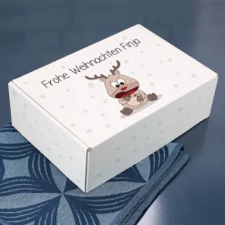 Geschenkverpackung mit niedlichem Rentier und Wunschtext