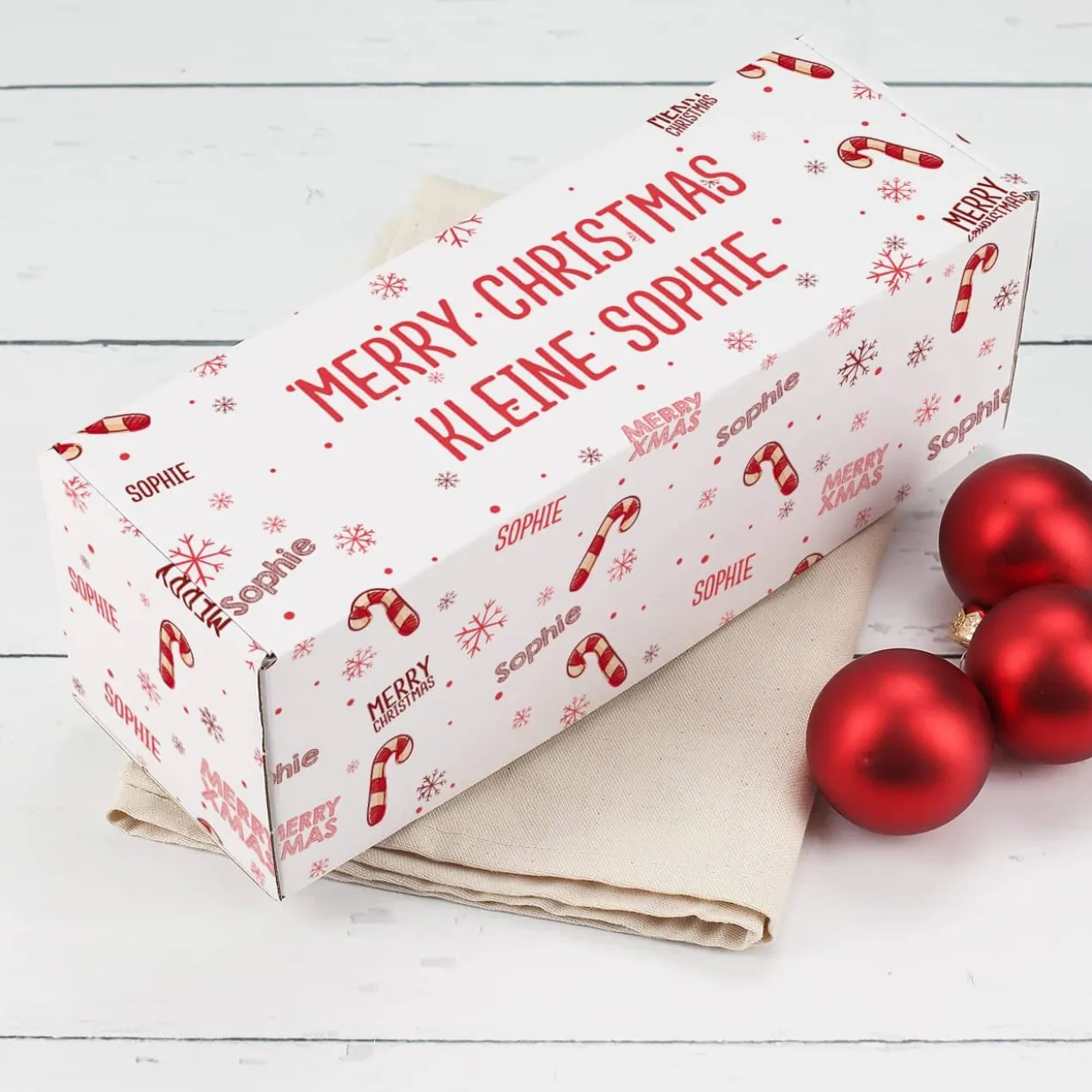 Geschenkverpackung zu Weihnachten mit Zuckerstangen-Motiv