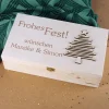 Geschenkverpackung zu Weihnachten mit Holzbaum und Gravur