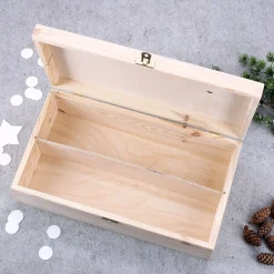 Geschenkverpackung zu Weihnachten mit Holzbaum und Gravur