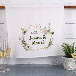 Geschirrtuch zur Hochzeit mit Blüten in Watercolor-Optik, Namen und Datum