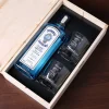 Gin-Geschenkset in bedruckter Holzkiste mit zwei Gläsern und Bombay Gin