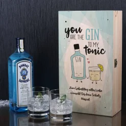 Gin-Geschenkset in bedruckter Holzkiste mit zwei Gläsern und Bombay Gin