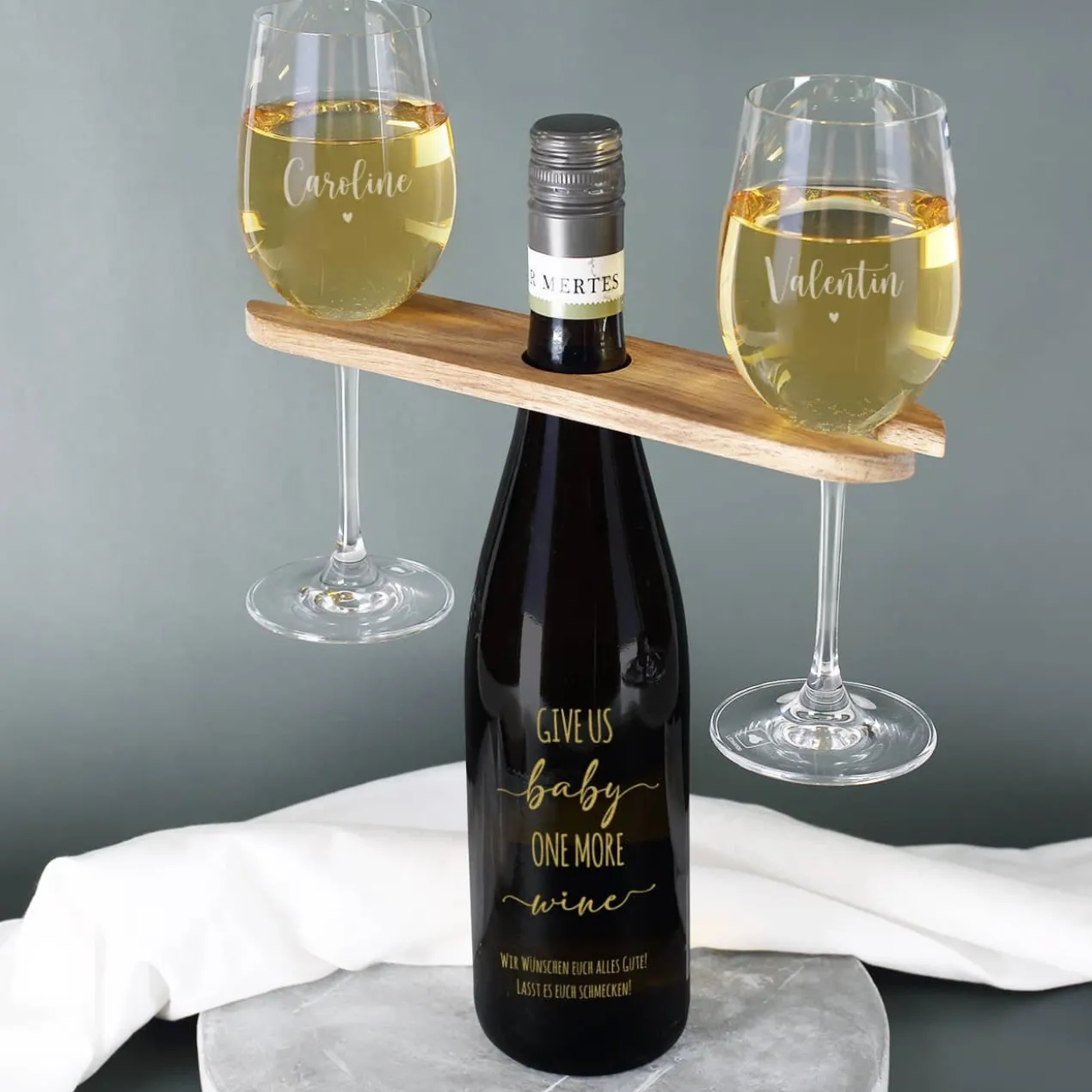 Give us Baby one more wine - personalisiertes Weinset mit Gravur