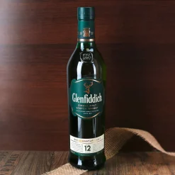 Glenfiddich Single Malt Whisky Geschenkset mit Whiskyglas und Holzkiste