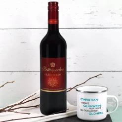 Glühwein und Tasse - nur von glücklichen Glühen