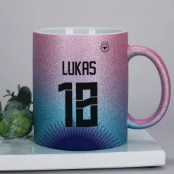 Glitzertasse in Fußballtrikot-Optik mit Name und Alter