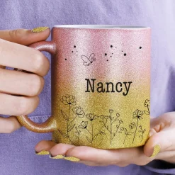 Glitzertasse mit Blumenwiese und Ihrem Wunschnamen bedruckt
