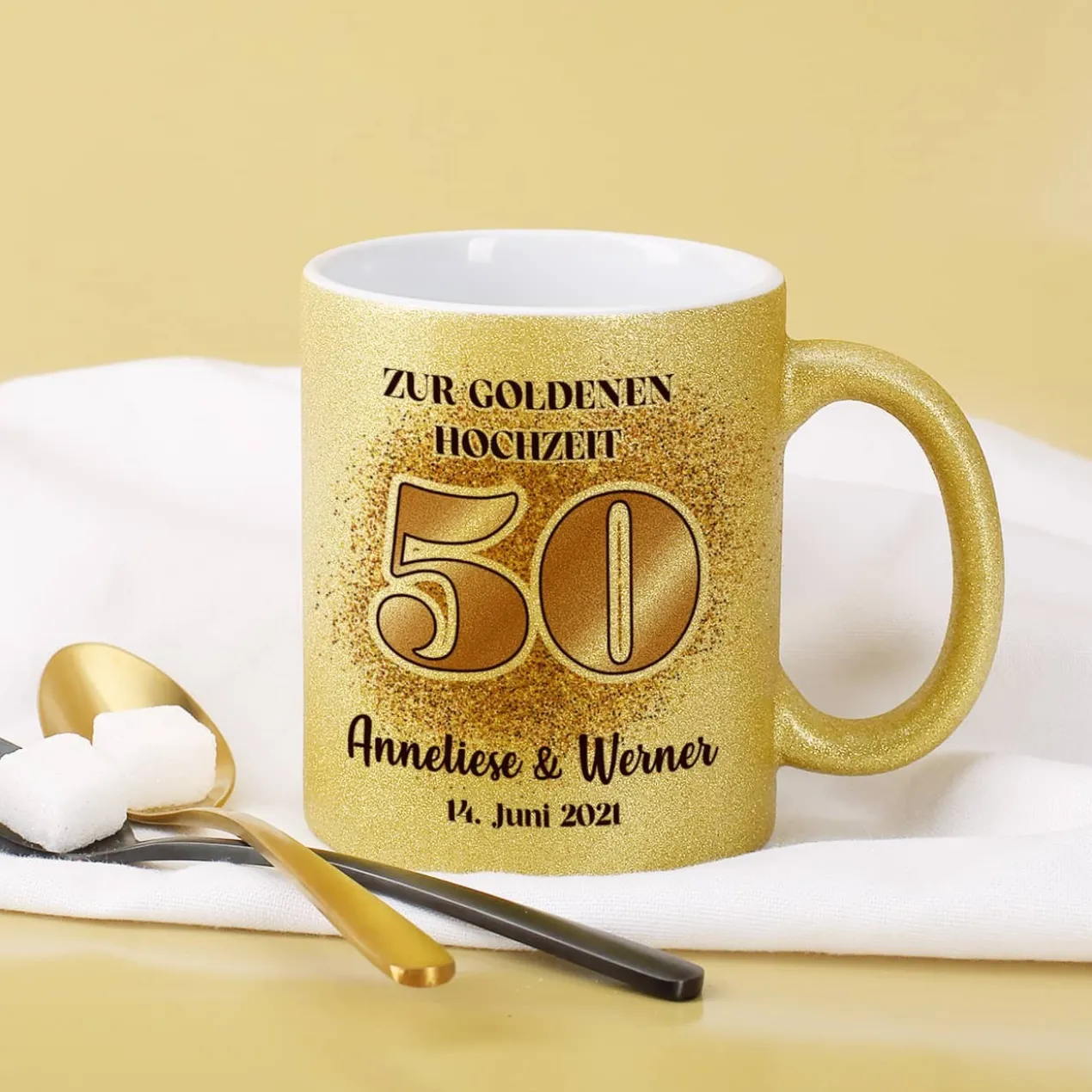 Glitzertasse zur goldenen Hochzeit mit Namen und Datum