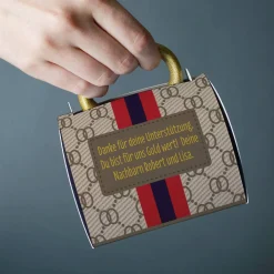 Goldtasse "Du bist Gold wert" mit Name in Tassentasche im Designer-Look