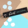 Grauer Schlüsselanhänger - we are family - mit Wunschname