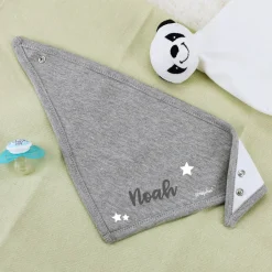 Graues Babyhalstuch mit Sternen und Namensaufdruck