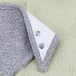 Graues Babyhalstuch mit Sternen und Namensaufdruck