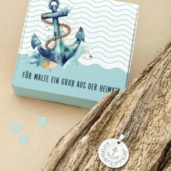 Gravierte Halskette mit Anker, Koordinaten oder Wunschtext in Geschenkbox