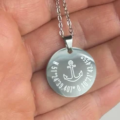 Gravierte Halskette mit Anker, Koordinaten oder Wunschtext in Geschenkbox
