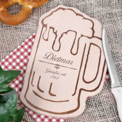 Gravierter Bierkrug aus Glas mit persönlichem Holzbrettchen - Genießer seit