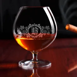 Gravierter Cognacschwenker mit Weinrebe und Initiale