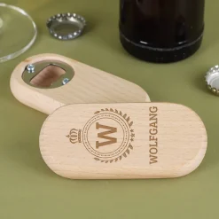 Gravierter Flaschenöffner aus Holz mit Name und Initial