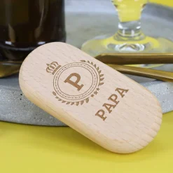 Gravierter Flaschenöffner aus Holz mit Name und Initial