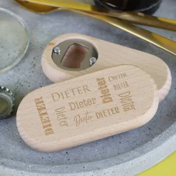 Gravierter Flaschenöffner aus Holz mit Ihren Wunschnamen in verschiedenen Schriftarten