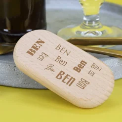 Gravierter Flaschenöffner aus Holz mit Ihren Wunschnamen in verschiedenen Schriftarten