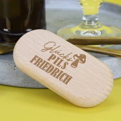 Gravierter Flaschenöffner aus Holz - Glückspils - mit Ihrem Wunschnamen