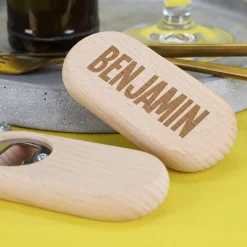 Gravierter Flaschenöffner aus Holz mit individueller Namensgravur