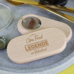 Gravierter Flaschenöffner aus Holz - Legende im Ruhestand