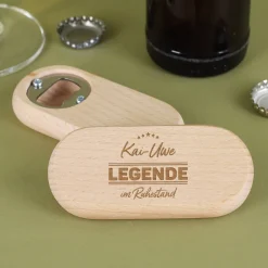 Gravierter Flaschenöffner aus Holz - Legende im Ruhestand