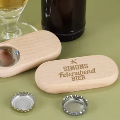 Gravierter Flaschenöffner aus Holz - Feierabendbier - mit Ihrem Namen